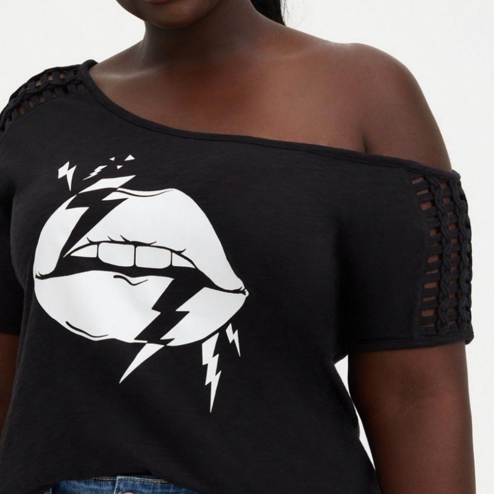 Torrid | LATTICE OFF SHOULDER TEE - HERITAGE SLUB LIPS BLACK - Picture 3 of 7